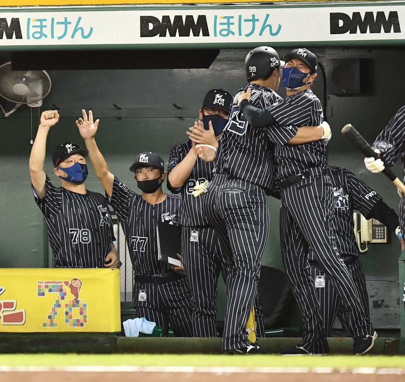 オリックス対ロッテ　6回裏オリックス無死、右越えにソロ本塁打を放った杉本をベンチで出迎えるオリックス中島監督（左）（撮影・上田博志）