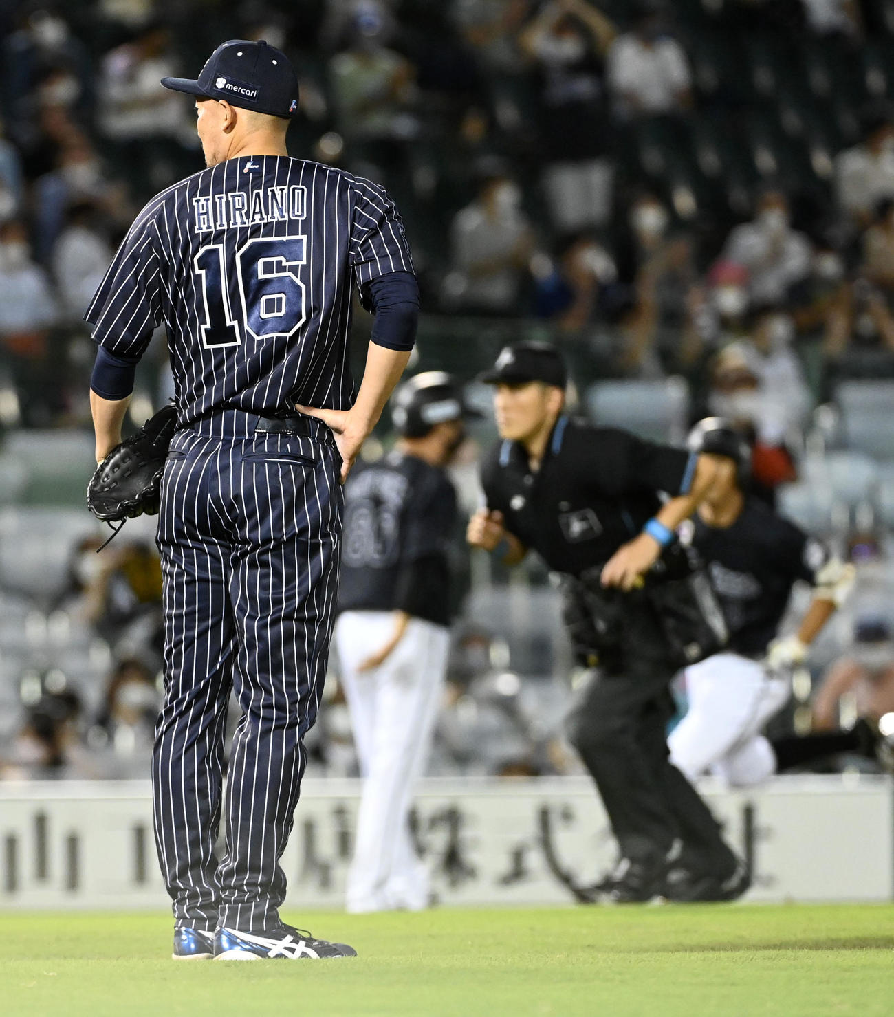 オリックス対ロッテ　9回表ロッテ無死、荻野貴司に同点本塁打を打たれがっくりする平野佳寿（撮影・前岡正明）