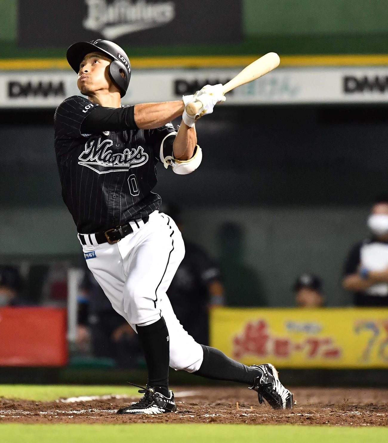 オリックス対ロッテ　9回表ロッテ無死、左越えに同点本塁打を放つ荻野（撮影・上田博志