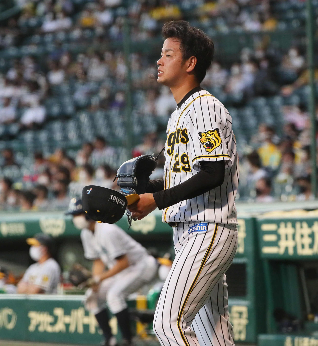 阪神対ヤクルト　1回表ヤクルト1死一、二塁、高橋は中村の左前打と失策で3点目を献上する（撮影・宮崎幸一）