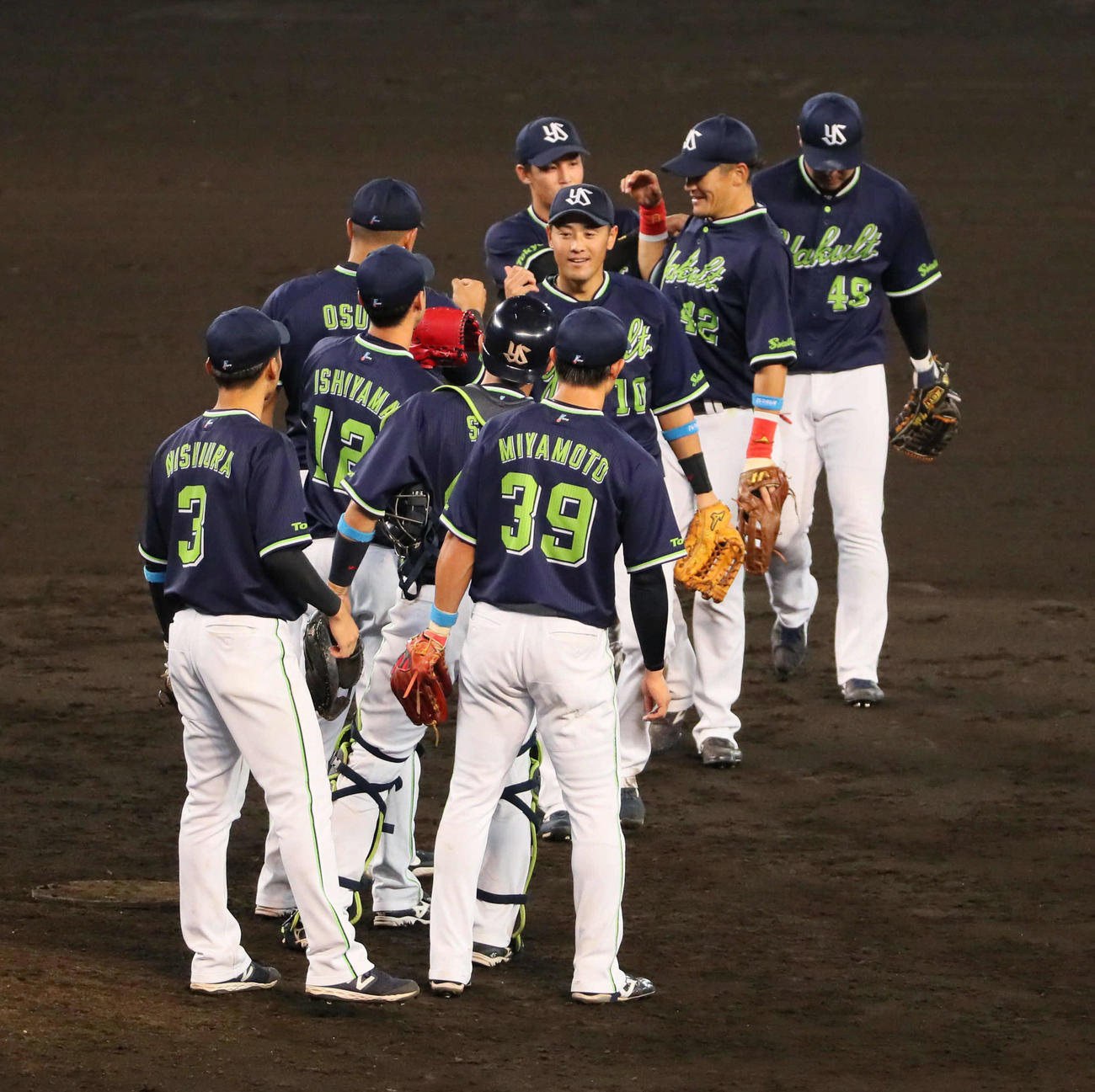 阪神対ヤクルト　阪神に大勝したヤクルトナイン（撮影・宮崎幸一）