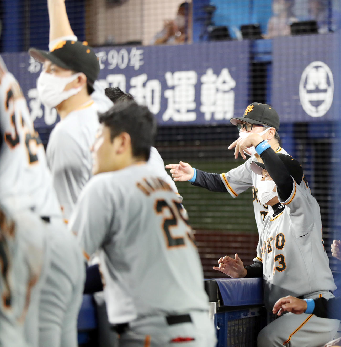 DeNA対巨人　9回表巨人2死一、二塁、丸の適時打で盛り上がる原監督（右）ら巨人ベンチ（撮影・狩俣裕三）