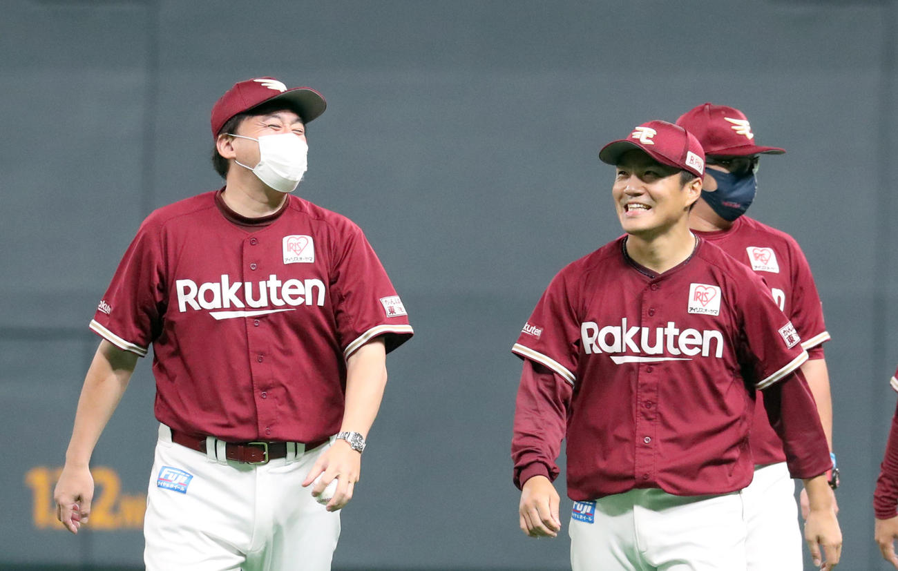 日本ハム対楽天　誕生日のウイニングボールをもらい笑顔で引き揚げる楽天石井GM兼監督（左）と勝利投手の則本昂（撮影・佐藤翔太）