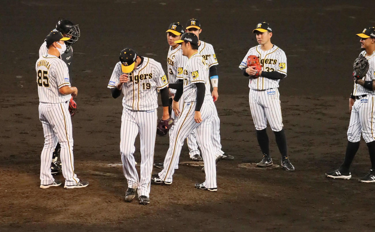 阪神対ヤクルト　6回表ヤクルト1死二、三塁、藤浪（左から3人目）は3つ目の四球を与え降板となる（撮影・宮崎幸一）