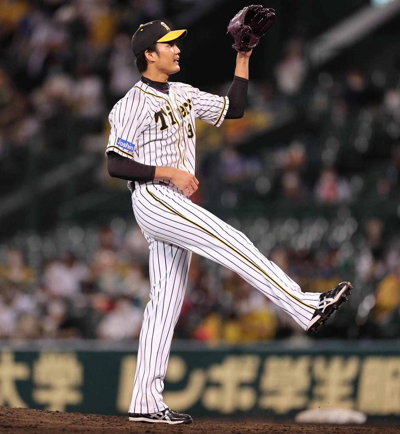 阪神対ヤクルト　6回表無死、高橋に四球で歩かせてしまう阪神藤浪（撮影・清水貴仁）