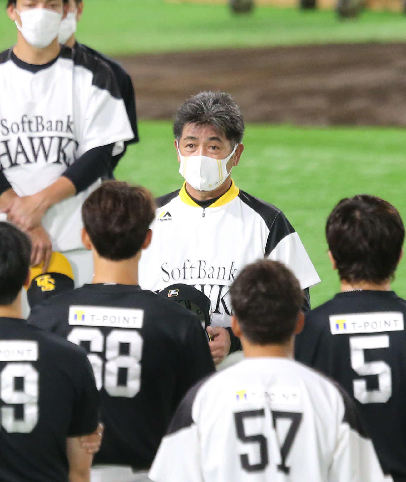 円陣の中央で語りかける工藤監督（2021年8月12日撮影）