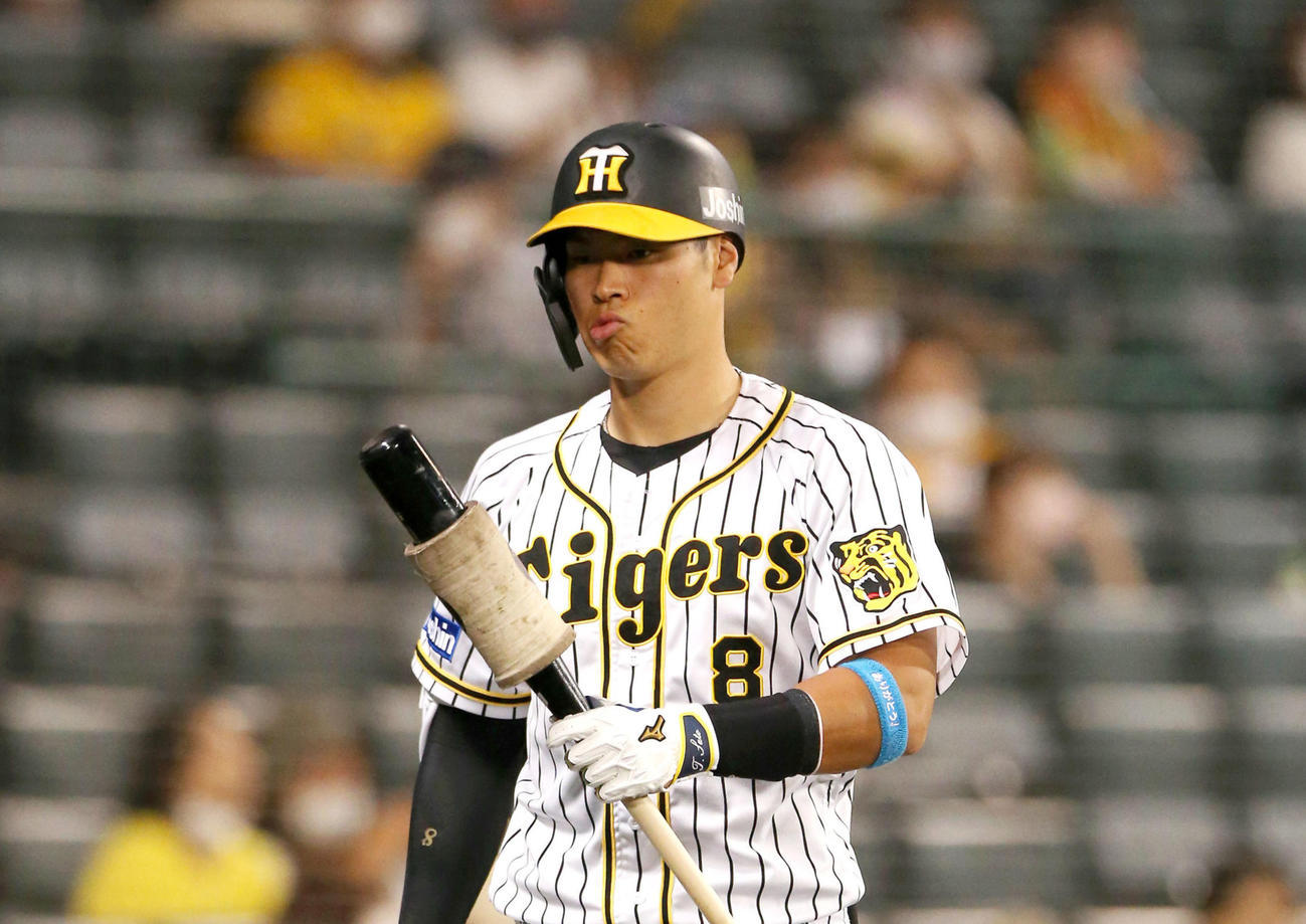 阪神対ヤクルト　8回裏阪神2死一塁、佐藤輝はネクストバッターズサークルに出るも原口が遊ゴロに倒れベンチにさがる（撮影・上山淳一）