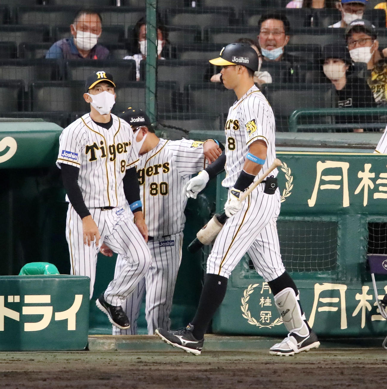 阪神対ヤクルト　打順が回らぬまま8回裏の攻撃が終わりベンチへ引き揚げる佐藤輝。左は矢野監督（撮影・加藤哉）