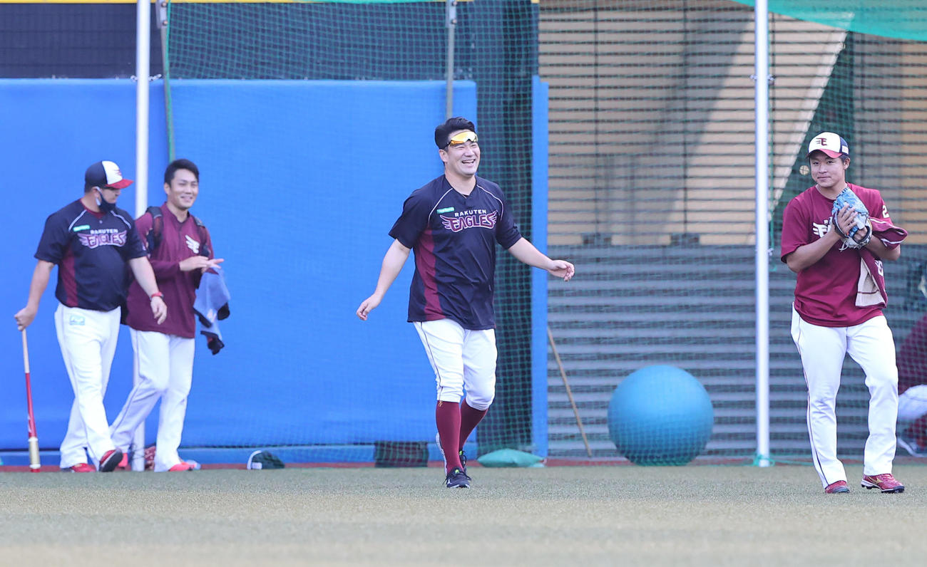 ロッテ対楽天　試合前練習を終えた楽天田中将（中央）は拍手で送られ笑顔を見せる（撮影・垰建太）