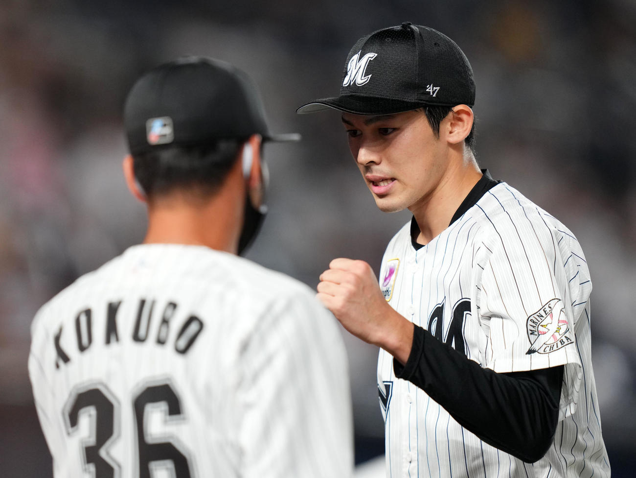 ロッテ対楽天　3回表を無失点に抑えベンチへ引きあげるロッテ佐々木朗（撮影・横山健太）