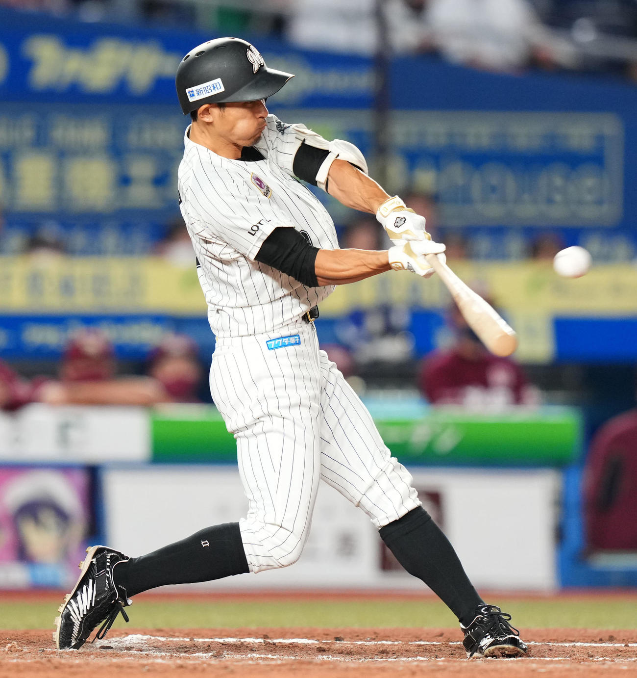 ロッテ対楽天　3回裏ロッテ1死二塁、中前適時打を放つ荻野（撮影・横山健太）