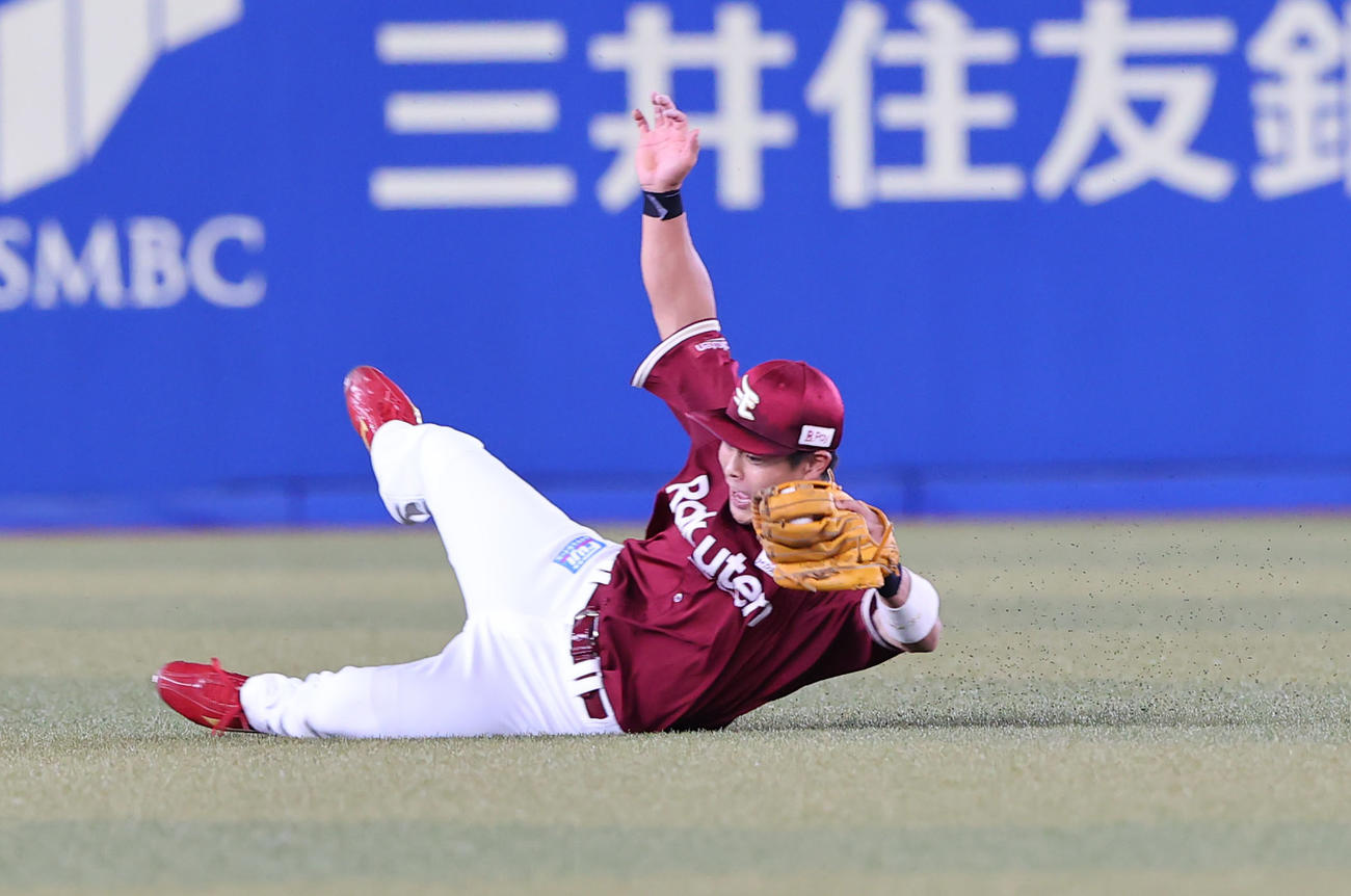 ロッテ対楽天　4回裏ロッテ1死、レアードの打球を地面すれすれで好捕する山崎剛（撮影・垰建太）