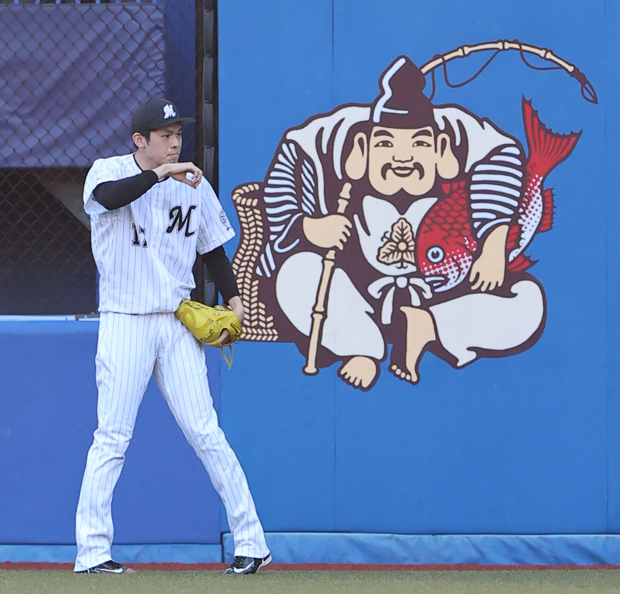 ロッテ対楽天　試合前投球練習を行うロッテ佐々木朗（撮影・垰建太）