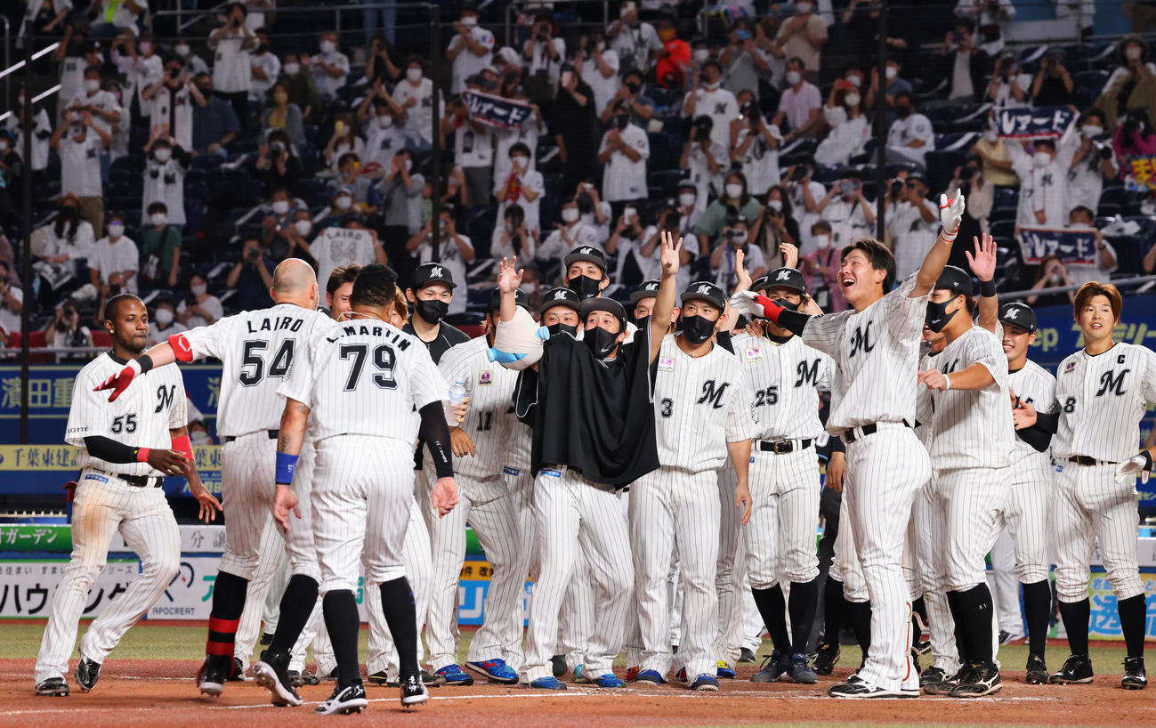 ロッテ対楽天　9回裏ロッテ2死、レアード（（左）から2人目54）のサヨナラ本塁打に歓喜のナイン（撮影・垰建太）