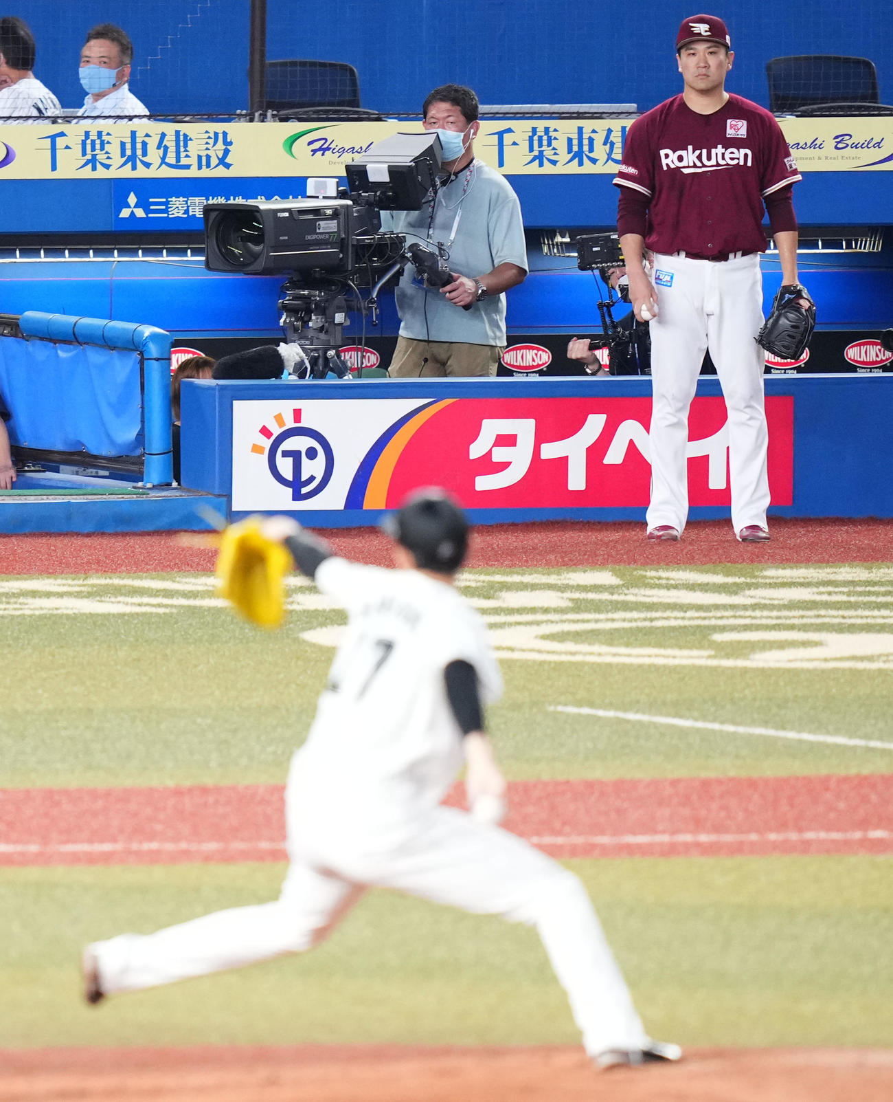 ロッテ対楽天　ロッテ佐々木朗（手前）の投球を見つめる楽天田中将（撮影・横山健太）