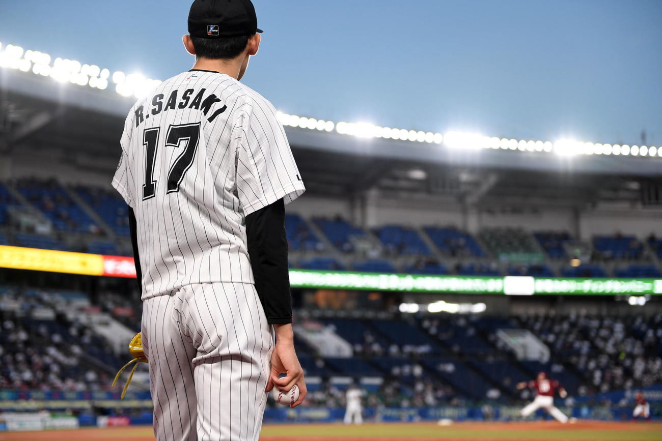 ロッテ対楽天　楽天田中将の投球を見つめるロッテ佐々木朗（撮影・横山健太）