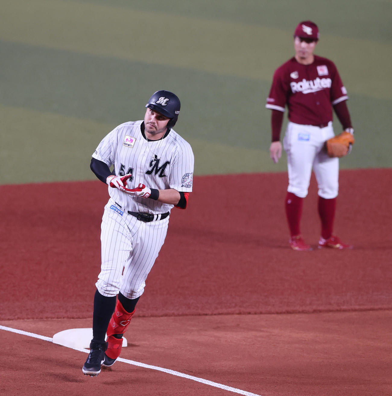 ロッテ対楽天　2回裏ロッテ1死、先制のソロ本塁打を放ちすしポーズを決めるレアード（撮影・垰建太）