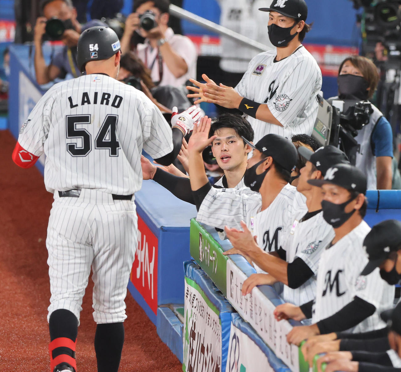 ロッテ対楽天　2回裏ロッテ1死、先制のソロ本塁打を放ったレアード（左）を出迎える佐々木朗（中央）らナイン（撮影・垰建太）