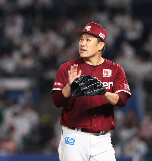 ロッテ対楽天　4回裏ロッテの攻撃を無失点に抑え笑顔を見せる楽天先発の田中将（撮影・垰建太）