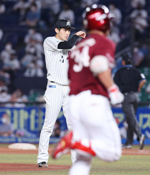 ロッテ対楽天　6回表楽天1死、山崎剛（手前）にソロ本塁打を浴び汗をぬぐう佐々木朗（撮影・垰建太）