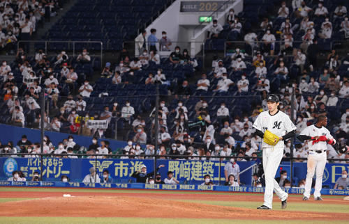 ロッテ対楽天　7回表、マウンドに向かうロッテ先発の佐々木朗（撮影・垰建太）