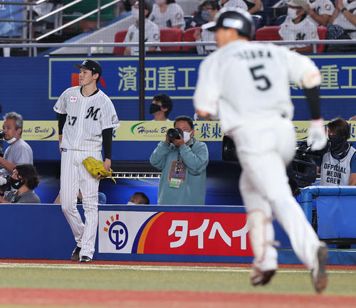 ロッテ対楽天　7回裏ロッテ1死一塁、安田（手前）の打球を見ながら悔しげな笑みを浮かべる佐々木朗（撮影・垰建太）