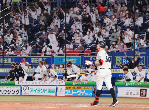 ロッテ対楽天　9回裏ロッテ2死、サヨナラとなるソロ本塁打を放つレアード（撮影・垰建太）