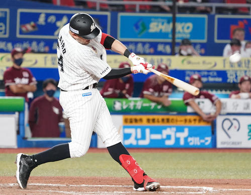 ロッテ対楽天　9回裏ロッテ2死、左越え本塁打を放つレアード（撮影・横山健太）