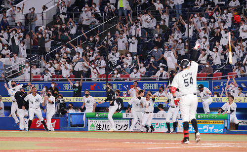 ロッテ対楽天　9回裏ロッテ2死、レアード（54番）のサヨナラ本塁打に歓喜の佐々木朗（中央）らナイン（撮影・垰建太）