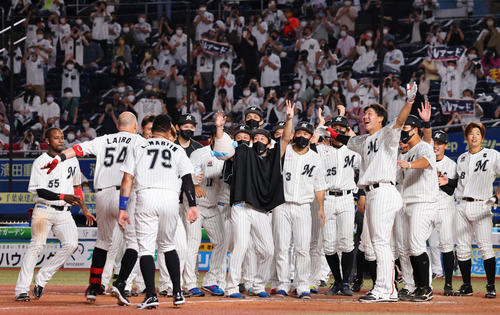 ロッテ対楽天　9回裏ロッテ2死、レアード（（左）から2人目54）のサヨナラ本塁打に歓喜のナイン（撮影・垰建太）