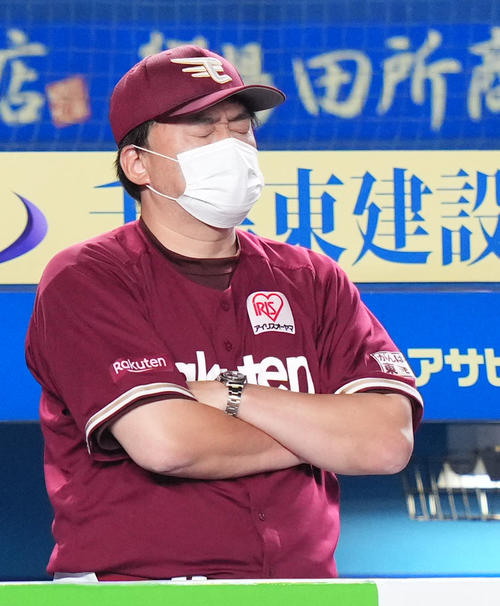 ロッテ対楽天　ベンチで目をつむる楽天石井GM兼監督（撮影・横山健太）