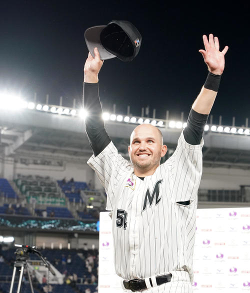 ロッテ対楽天　笑顔で声援に応えるロッテのレアード（撮影・横山健太）