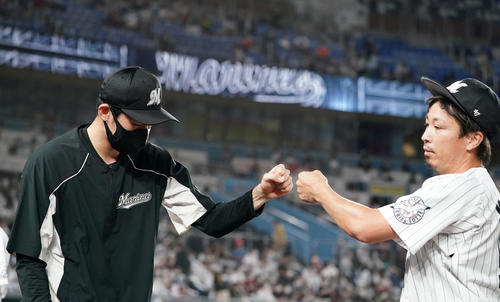 ロッテ対楽天　9回表を無失点に抑えたロッテ益田（右）とタッチを交わす佐々木朗（撮影・横山健太）