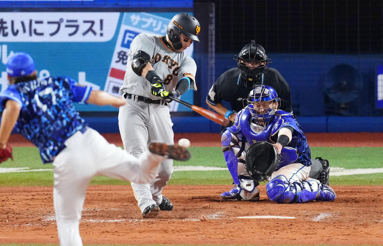 9回表巨人2死一、二塁、右前適時打を放つ丸（撮影・横山健太）