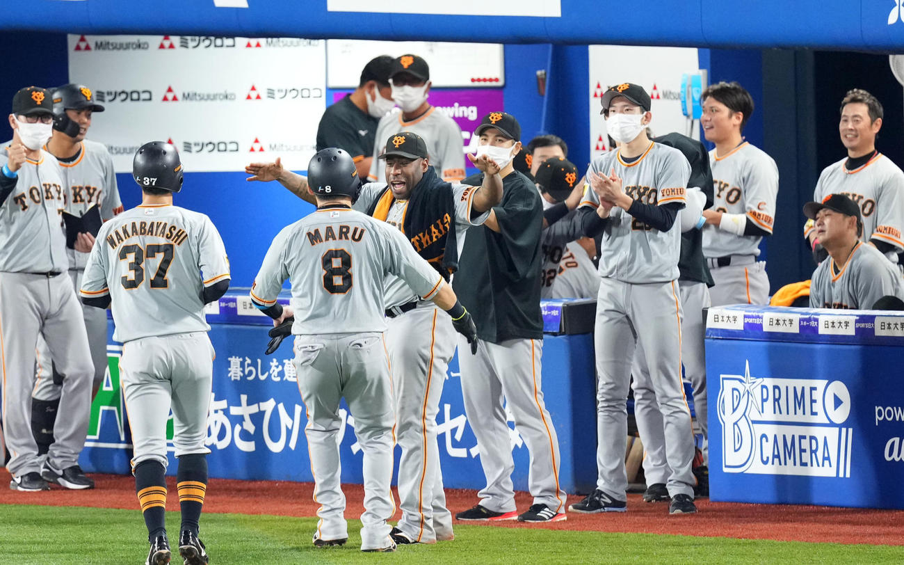 9回表を終え、丸を笑顔で迎える巨人ナイン（撮影・横山健太）