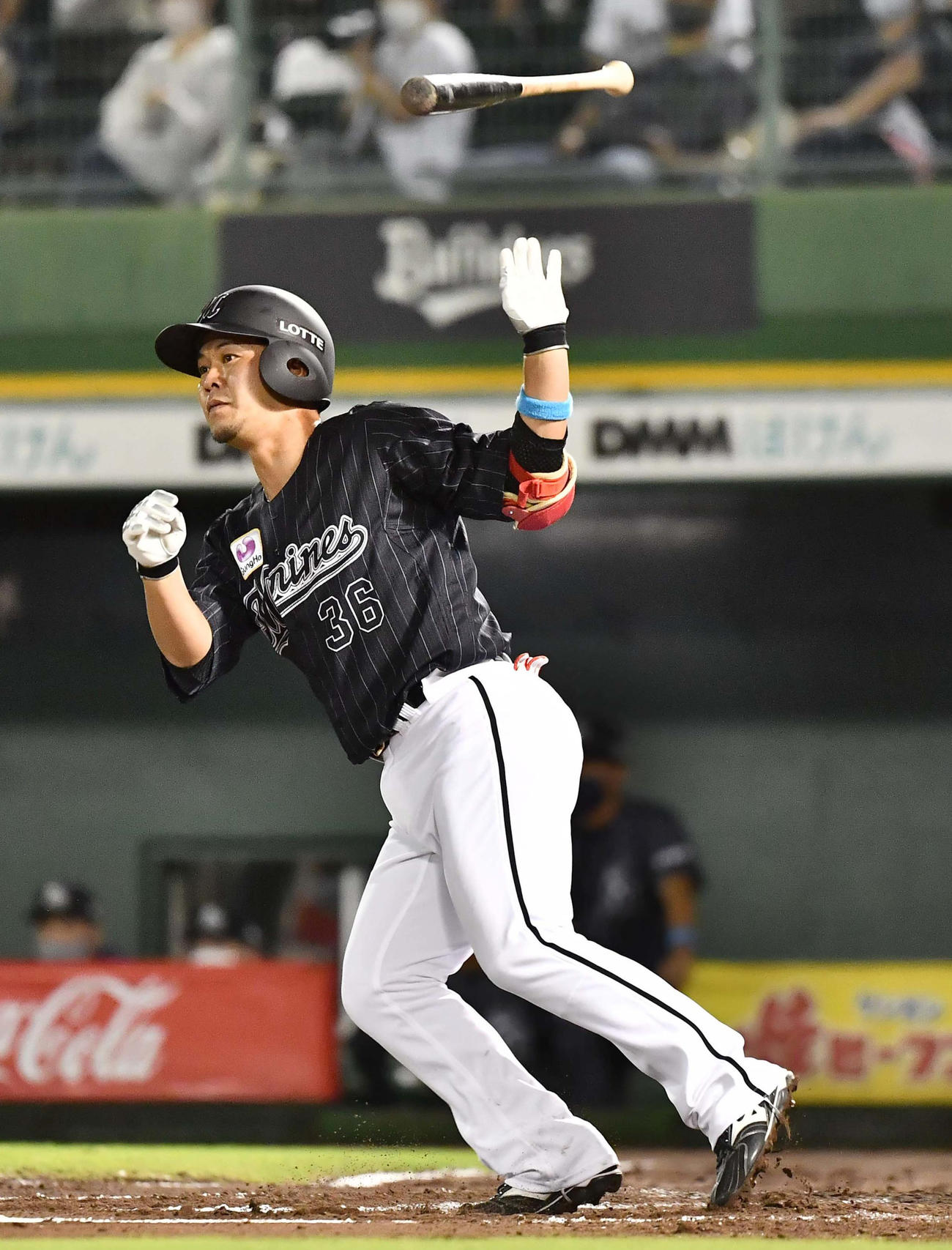 7回表ロッテ無死、ソロ本塁打を放つ小窪（撮影・上田博志）