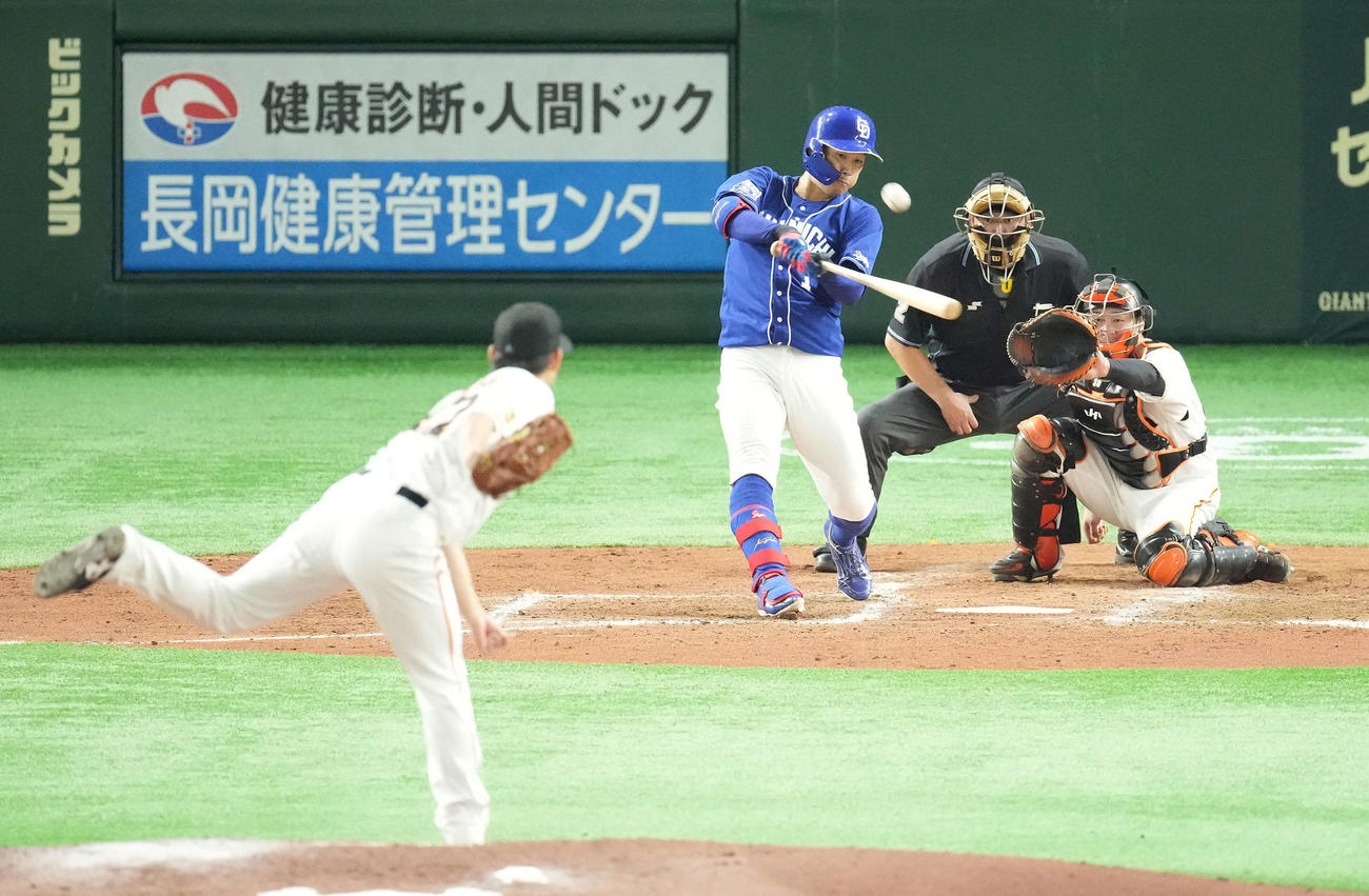 巨人対中日　5回表中日1死一塁、右越え2点本塁打を放つ京田。投手高橋（撮影・鈴木みどり）