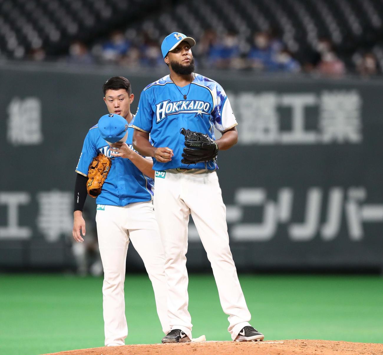 日本ハム対ソフトバンク　9回表、同点にされ渋い表情のB・ロドリゲス（撮影・黒川智章）