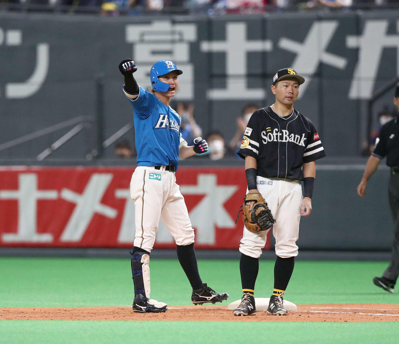 日本ハム対ソフトバンク　7回裏日本ハム2死満塁、右前2点適時打を放ちガッツポーズの浅間（撮影・黒川智章）