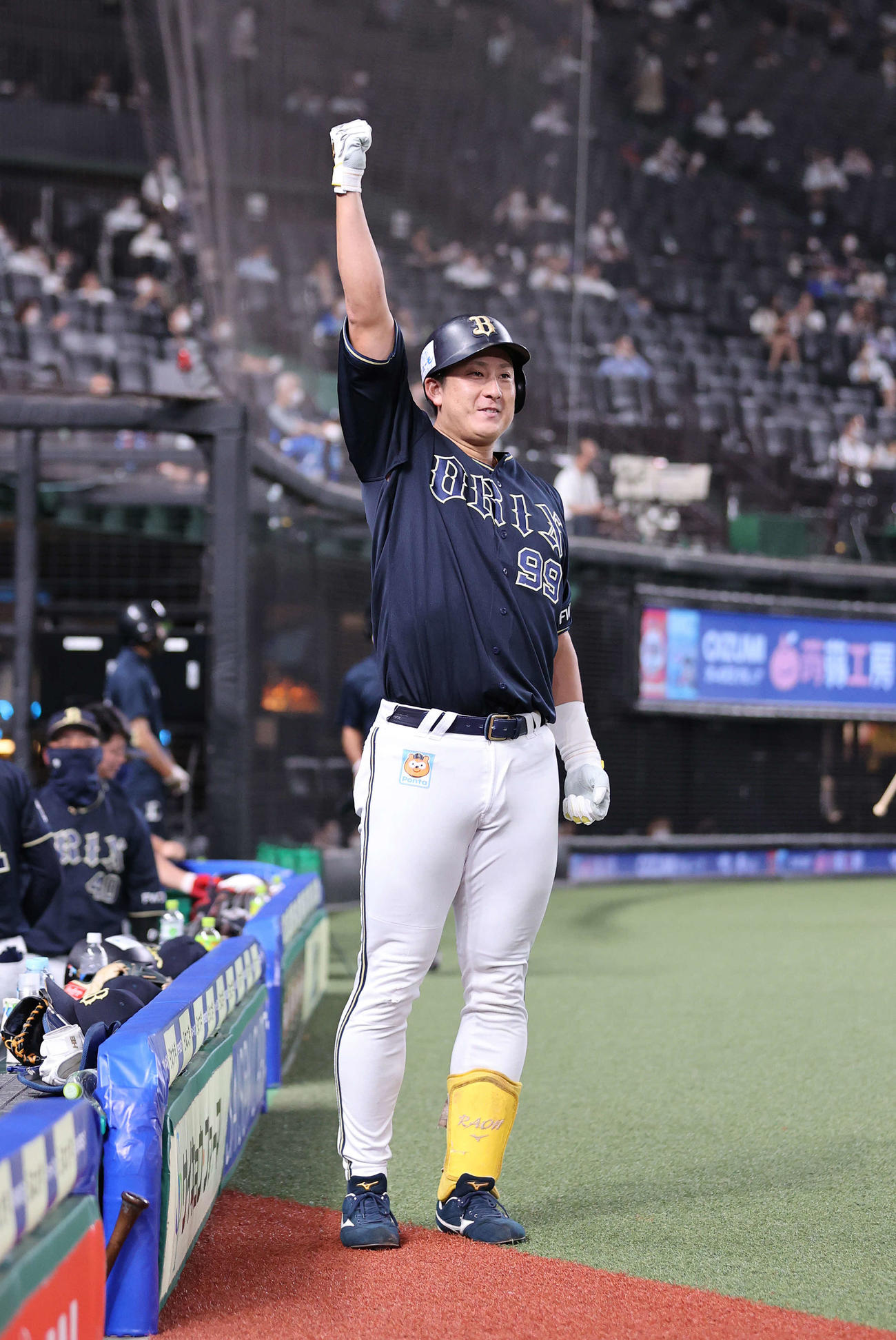 西武対オリックス　5回表オリックス無死、中越え本塁打を放ちベンチ前でラオウポーズを決める杉本（撮影・河野匠）