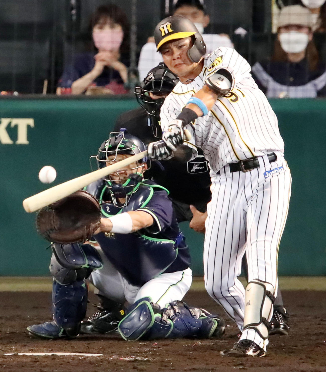 4回裏阪神2死一、二塁、代打小野寺は左前適時打を放つ（撮影・加藤哉）