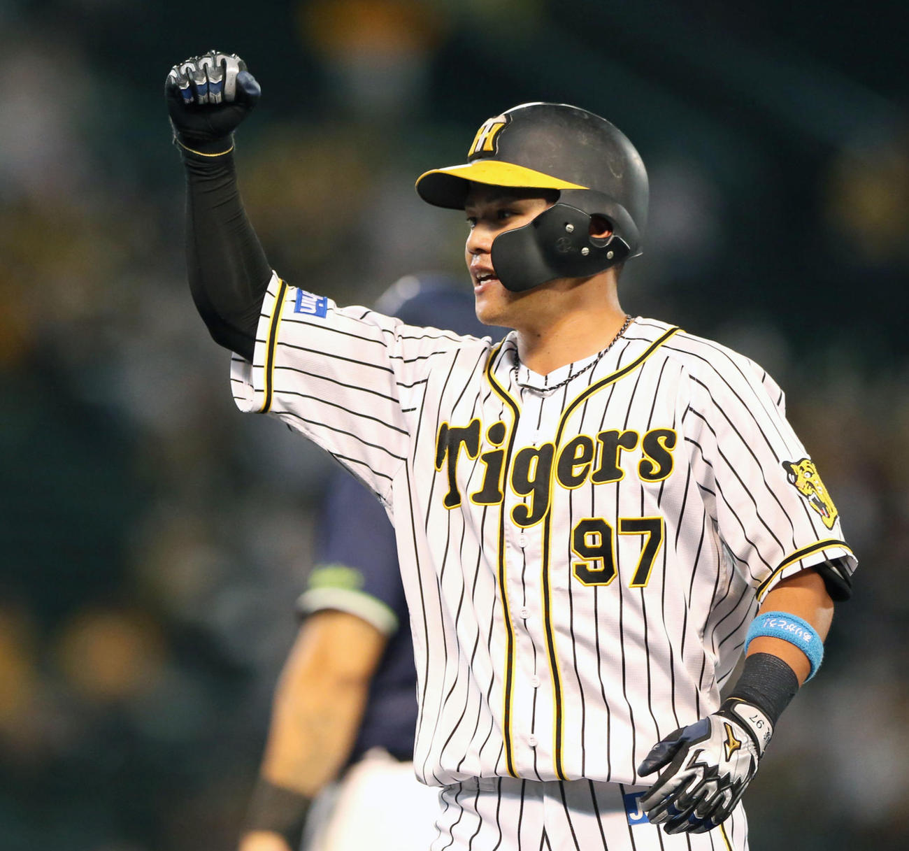 4回裏阪神2死一、二塁、代打小野寺は左前適時打を放ちベンチに向かってガッツポーズ（撮影・上山淳一）