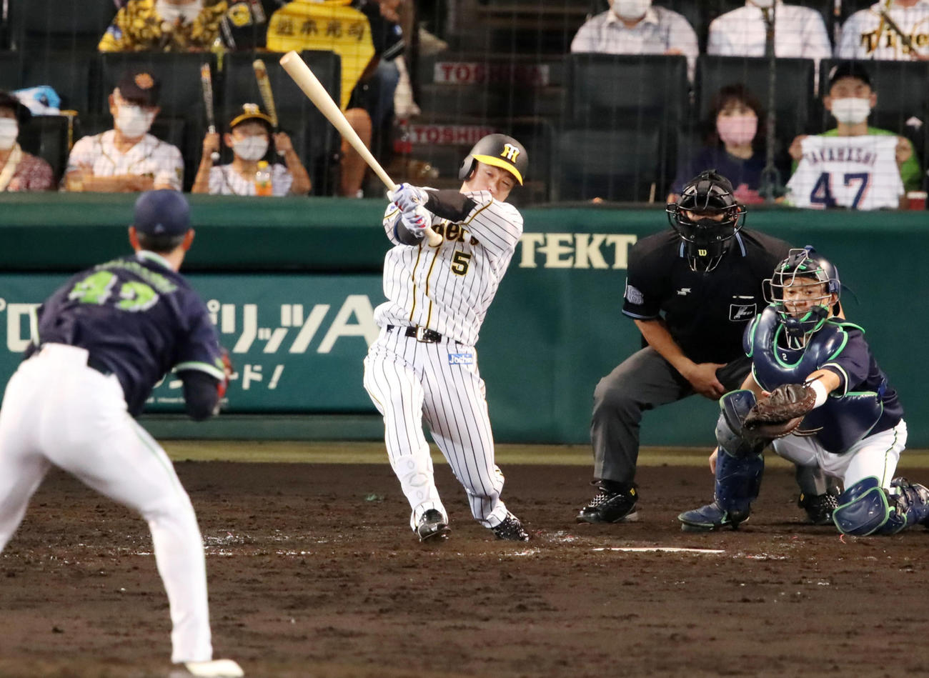 4回裏阪神2死一、二塁、近本は左中間に2点適時二塁打を放つ。投手は高橋（撮影・加藤哉）