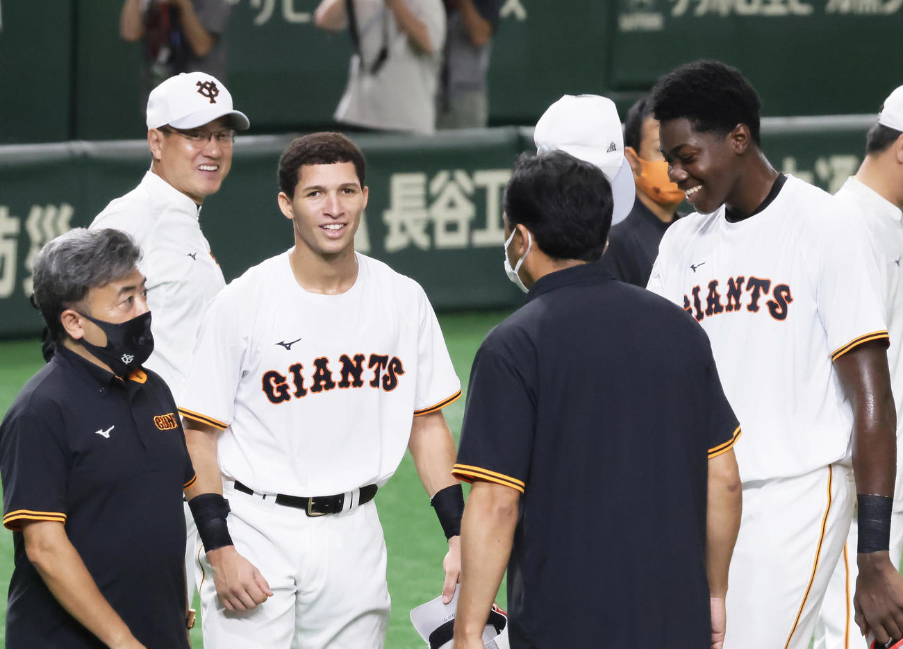 練習参加した巨人のデラクルーズ（中央）とティマ（右）を笑顔で見つめる原監督（撮影・足立雅史）