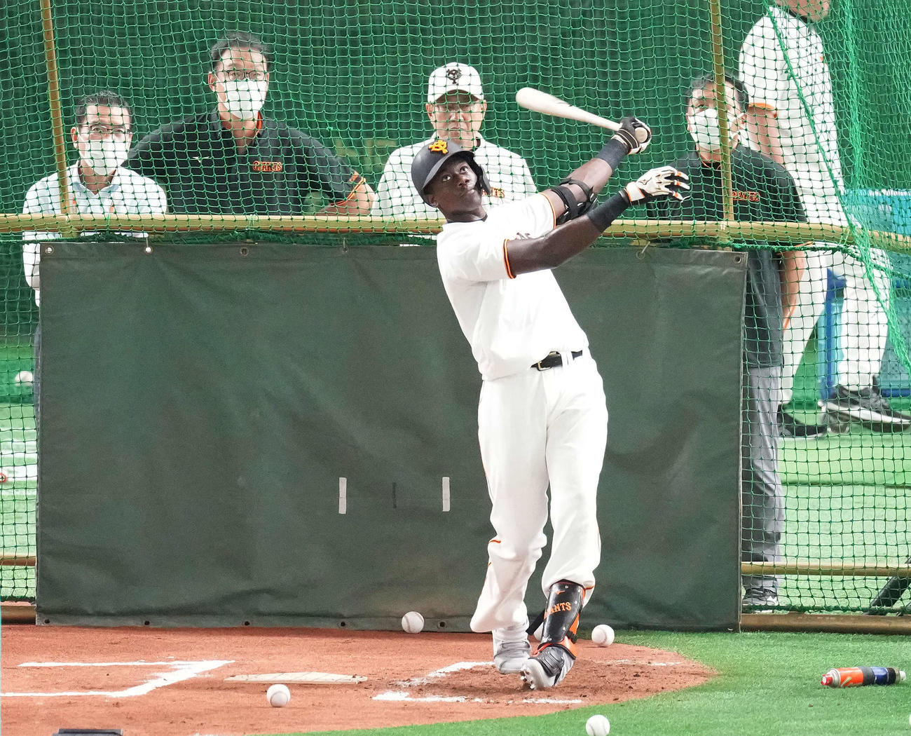 巨人対中日　試合前練習で、原監督（中央奥）が見守る中打撃練習するティマ（撮影・鈴木みどり）
