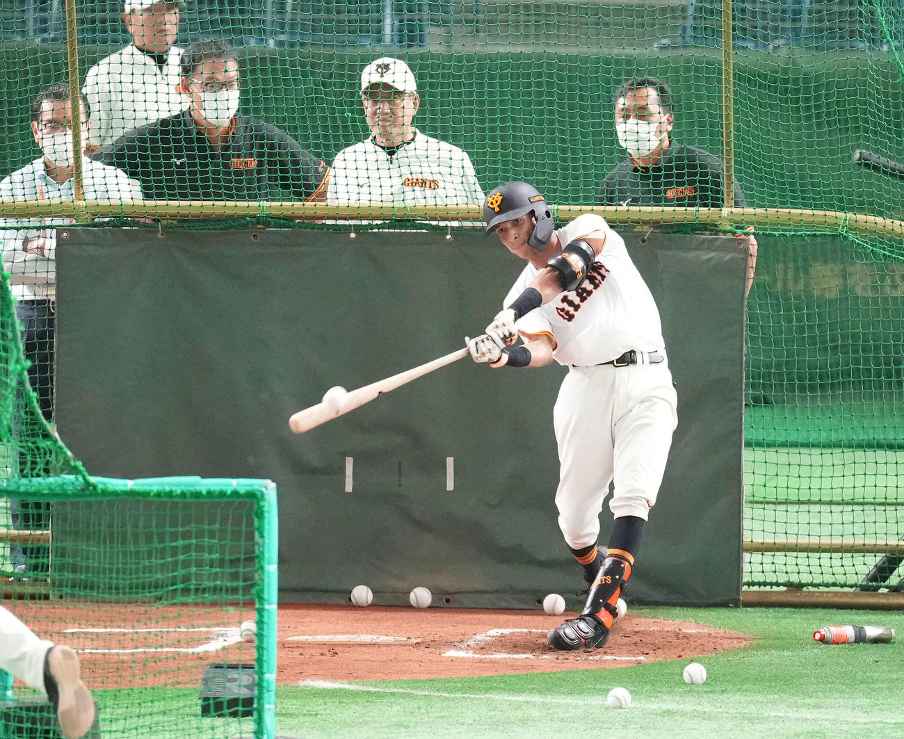 巨人対中日　試合前練習で、原監督（中央奥）が見守る中打撃練習するデラクルーズ（撮影・鈴木みどり）