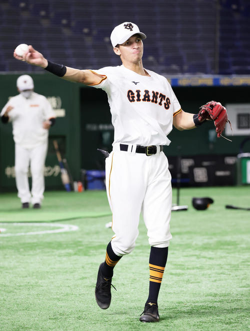 新加入した巨人フリアン ティマとホセ デラクルーズが初東京ドームで練習 プロ野球 日刊スポーツ