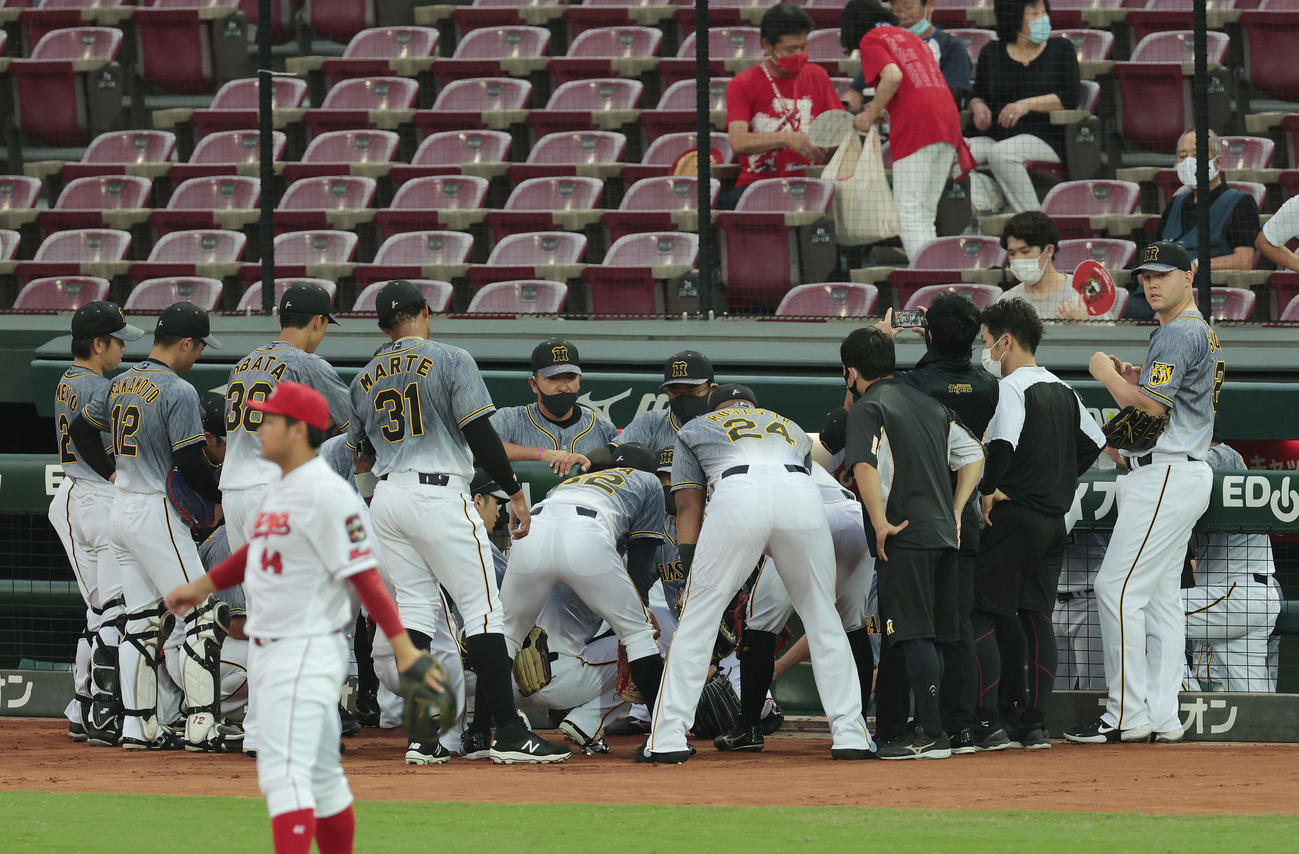 広島対阪神　試合前、円陣を組む阪神ナイン（撮影・前田充）