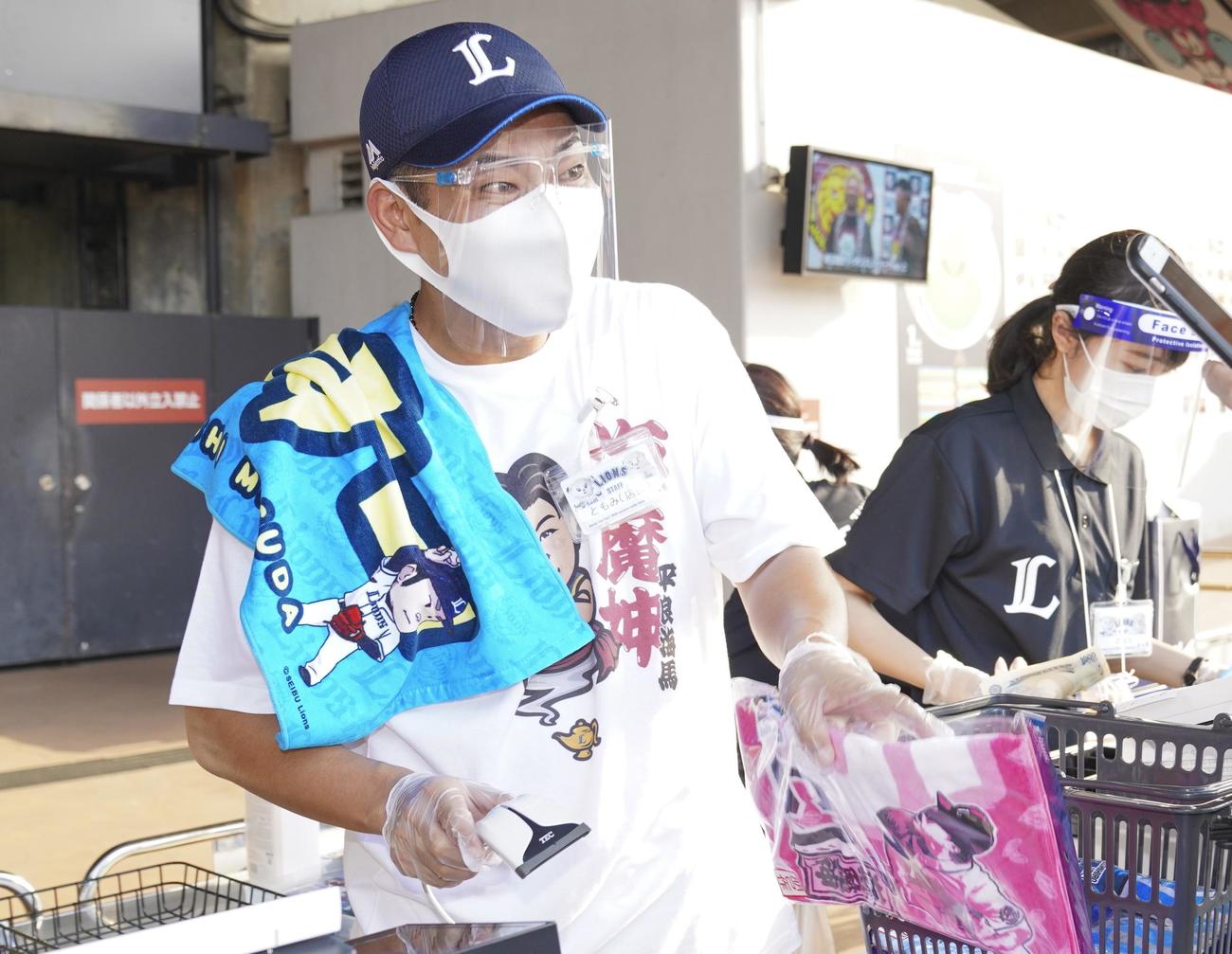 グッズ売り場で一日店長を務めた西武高橋アカデミーコーチ（球団提供）