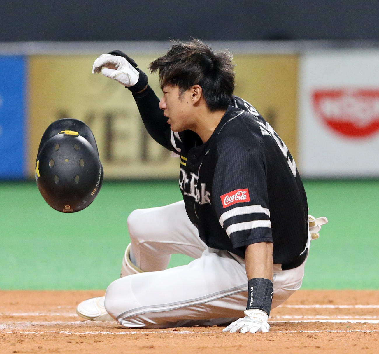 日本ハム対ソフトバンク　4回表ソフトバンク無死、死球を受ける柳田（撮影・佐藤翔太）